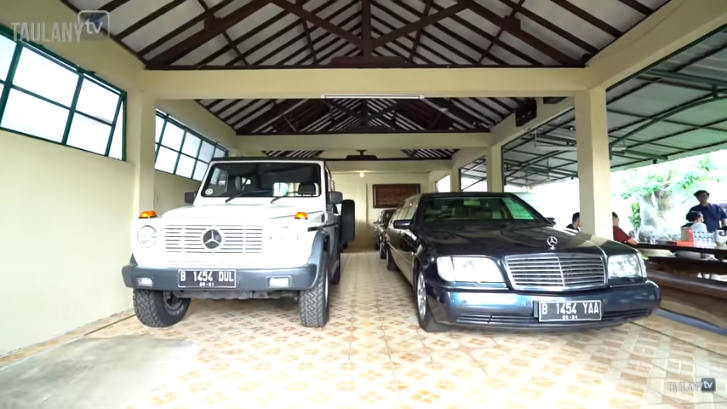 Gambar garasi Kaji Edan yang memuat beberapa mobil dan motor mewah.