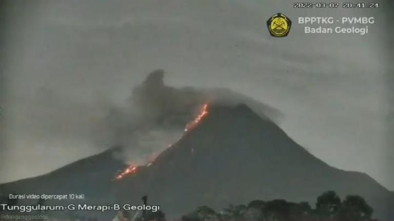 Gunung Merapi Muntahkan Awan Panas Sejauh 5 Kilometer, Sejumlah Daerah ...