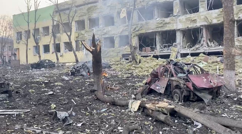 Presiden Ukraina, Zelenskiy, mengecam tindakan Rusia yang tlah menjatuhkan bom di rumah sakit anak-anak dan bersalin.