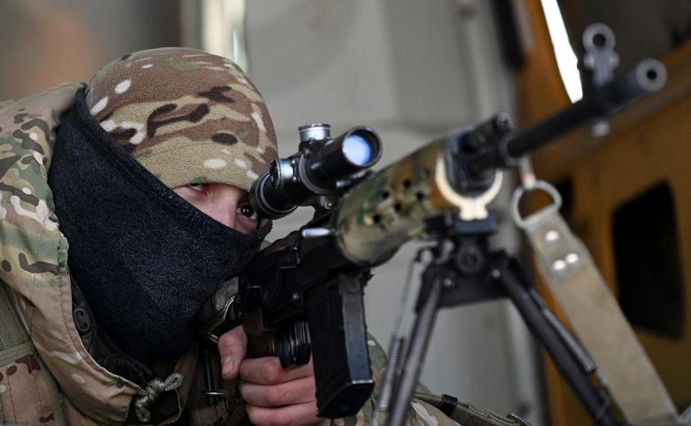 Seorang penembak jitu atau sniper angkatan bersenjata Rusia mengambil bagian dalam latihan militer. Moskow yang melakukan invasi ke Ukraina harus menghadapi pasukan sukarelawan.