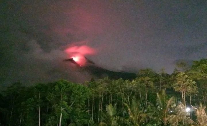 Gunung Merapi Kembali Mengeluarkan Lava, Ratusan Warga Mengungsi