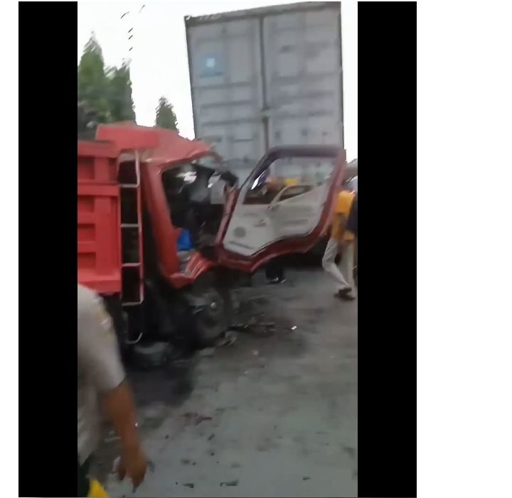 Kecelakaan Beruntun di Undaris Ungaran Melibatkan 9 Kendaraan, Truk Ringsek Hingga Motor Hancur