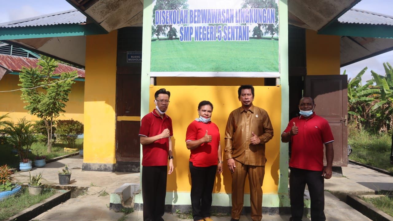 Ketua Fraksi Bhinneka Tunggal Ika (BTI) DPRD Kabupaten Jayapura H. Wagus Hidayat, S.E., S.H, saat memberikan bantuan.