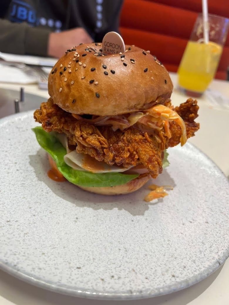 Jay ENHYPEN menunggah foto burger yang diketahui tempat makan burger tersebut sama dengan yang dikunjungi Yuna ITZY