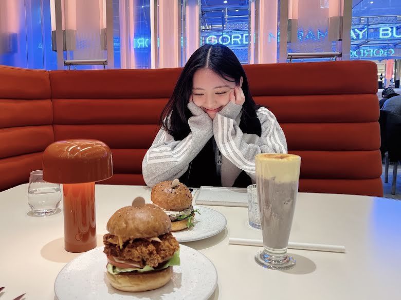 Yuna ITZY mengunggah foto dirinya yang sedang berada di tempat makan