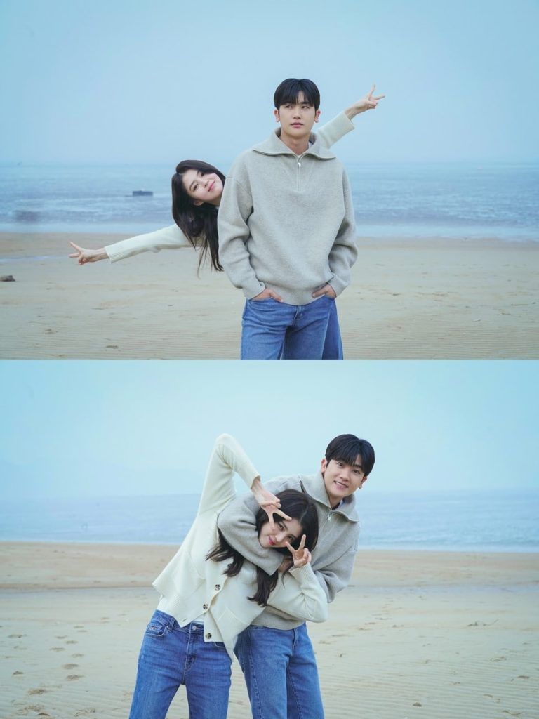 Park Hyung Sik Dan Han So Hee Tunjukkan Chemistry Brilian Saat Mereka Berpose Di Pantai Dalam “Soundtrack #1”//