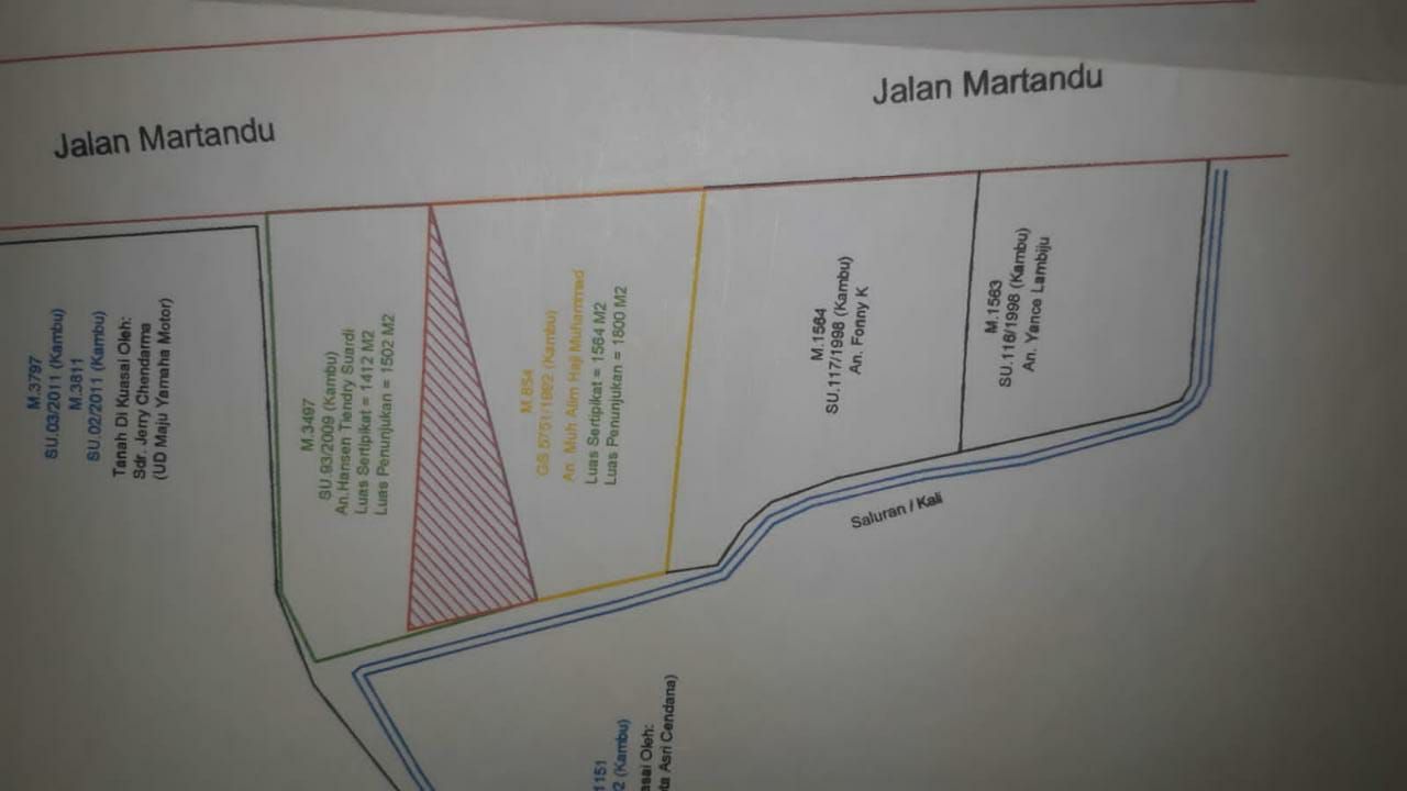Gambar yang diarsir merah (Hasil rekonstruksi batas BPN Kendari) adalah lahan milik Frans yang diserobot oleh Nur Alamsyah.