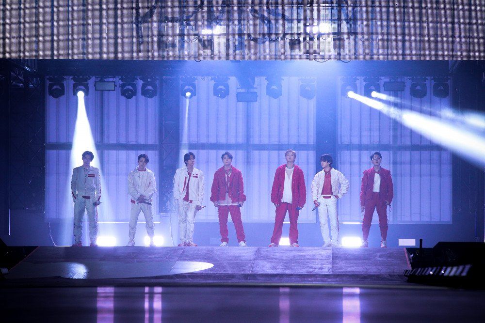 Hari pertama konser BTS di Seoul ditutup dengan lagu, "Permission To Dance".