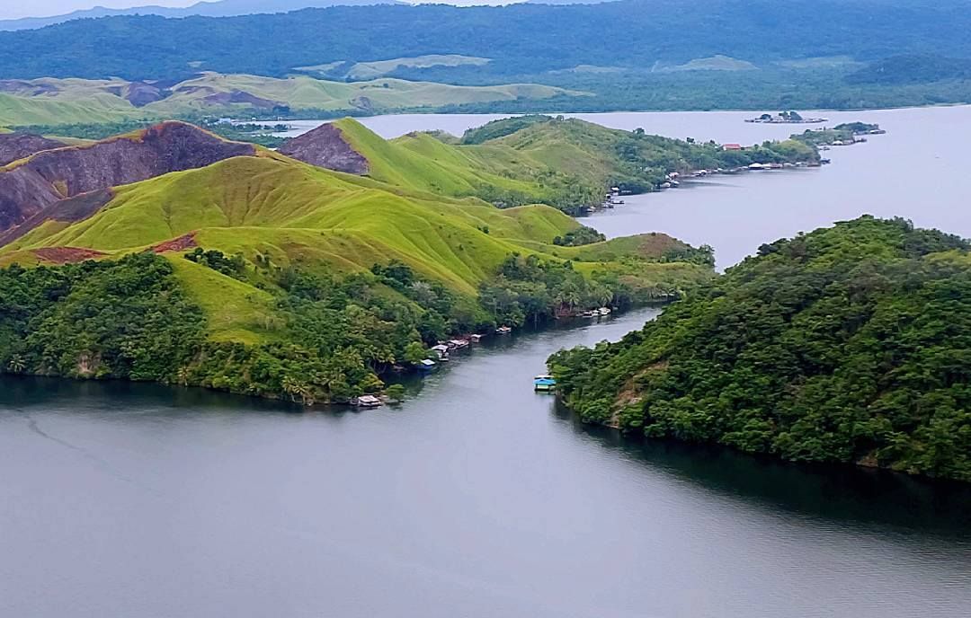 Beberapa Kampung - Kampung di Pinggiran Danau Sentani, Kabupaten Jayapura, Provinsi Papua.