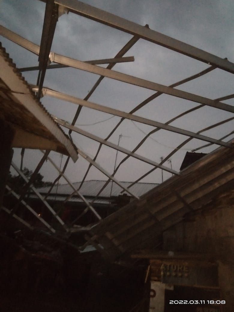 Puluhan rumah warga rusak di terjang angin puting beliung di Ds. Gunungsari, Pagaden, Subang. (11 Maret 2022)