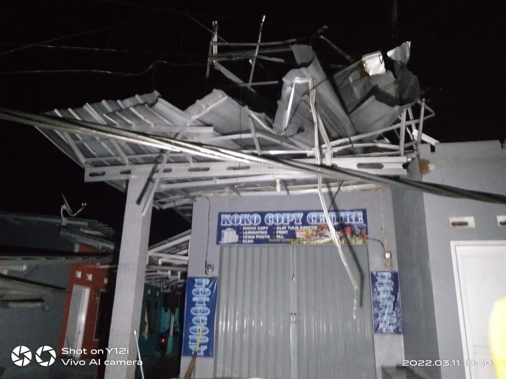 Kondisi atap rumah yang diterjang angin puting beliung di Pagaden Subang. (11 Maret 2022).