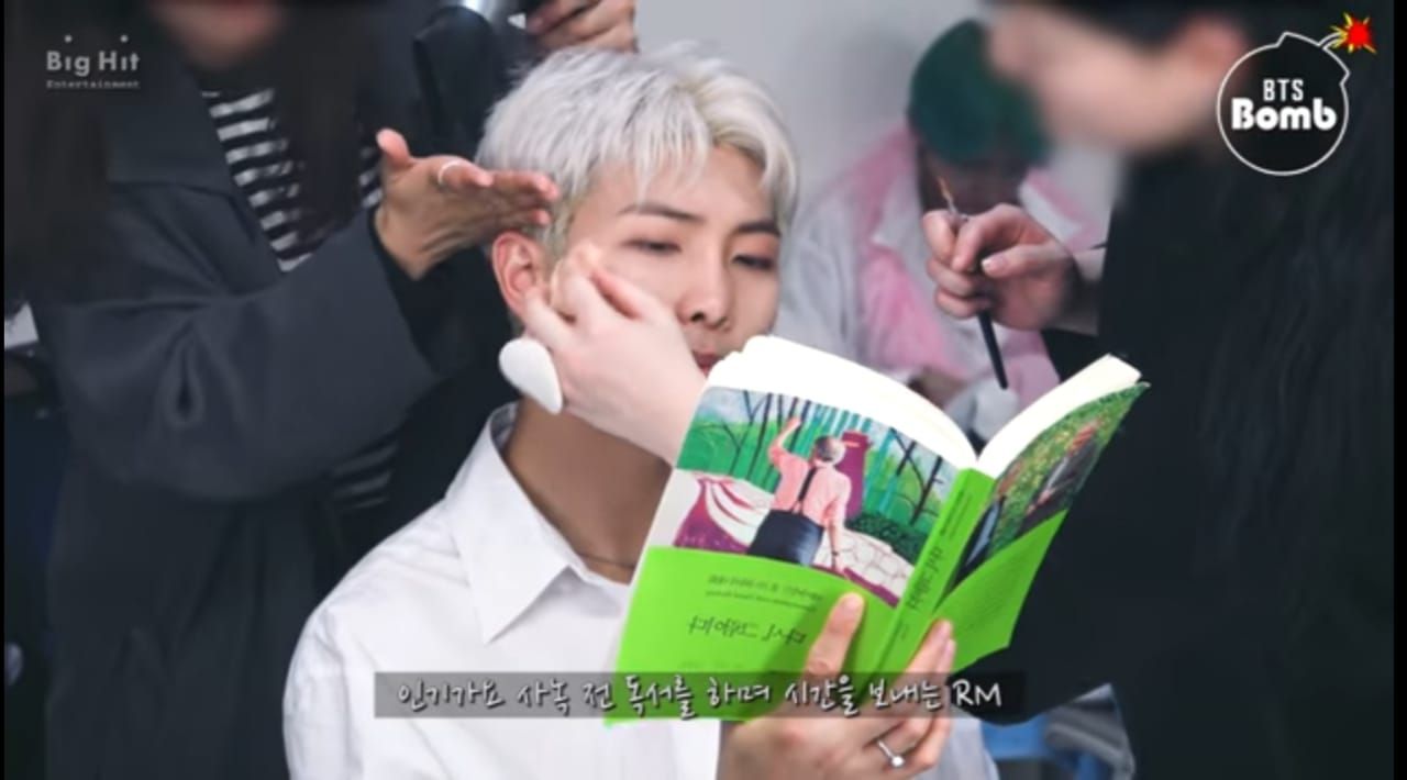  RM BTS membaca buku