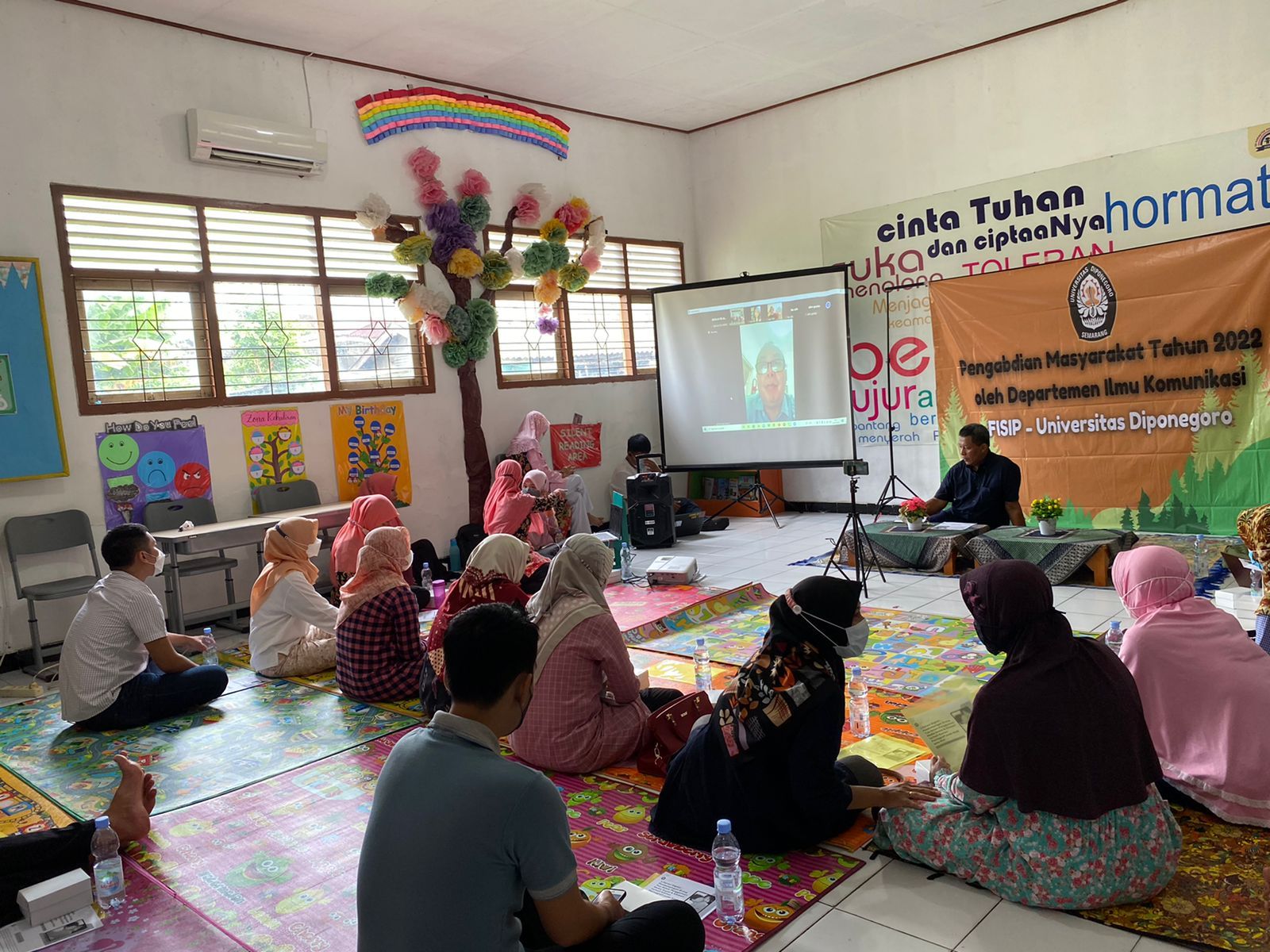 Para pemateri berdiskusi dengan ortu murid bertema literasi digital  di TK Karakter Pelangi Nusantara Semarang