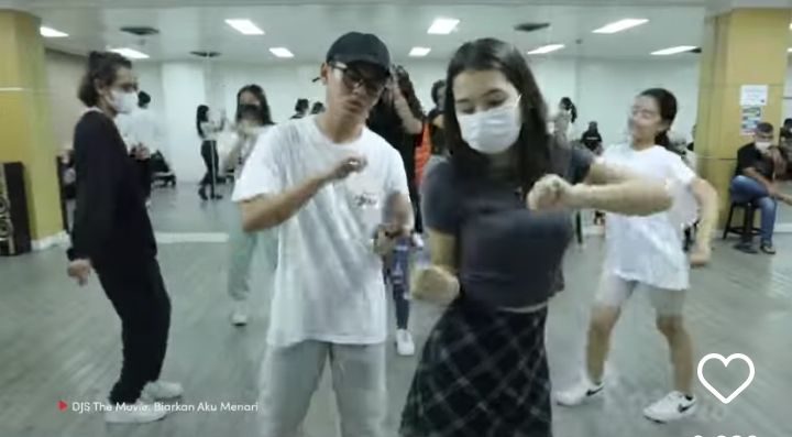 Rey Bong dan Sandrina Michelle Kompak Dance