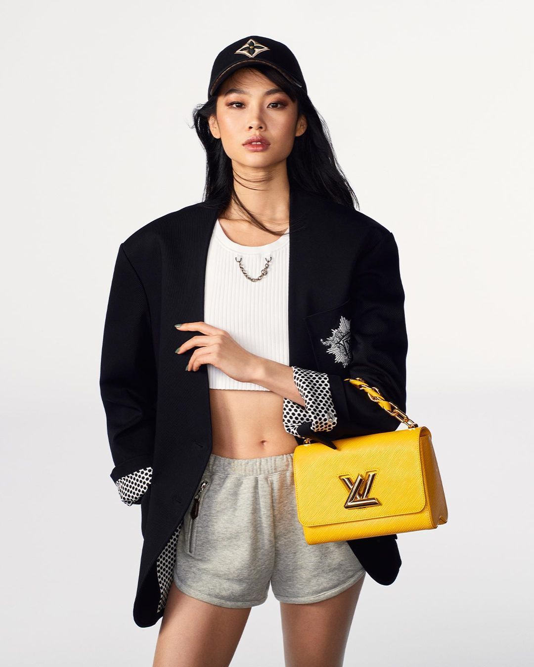 Jung Ho Yeon, memamerkan sisi glamornya melalui pemotretan baru untuk merek Louis Vuitton.