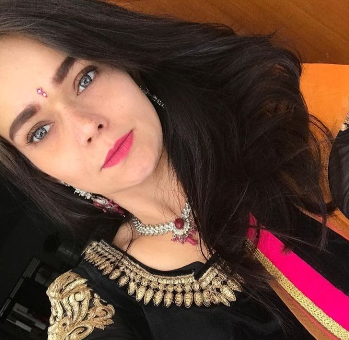 Dewi Natalia Tampil Cantik Bak Ratu India