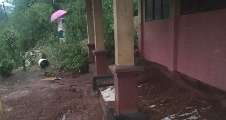 Bangunan SD di Desa Cigendel, Kecamatan Pamulihan, Kabupaten Sumedang terdampak longsor, Minggu 13 Maret 2022.