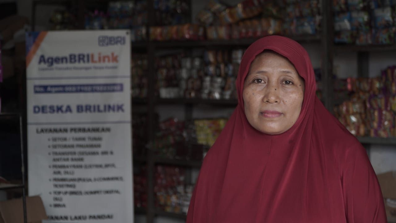 Dewi salah satu AgenBRILink Deska di Unit Sengkol Praya, Lombok