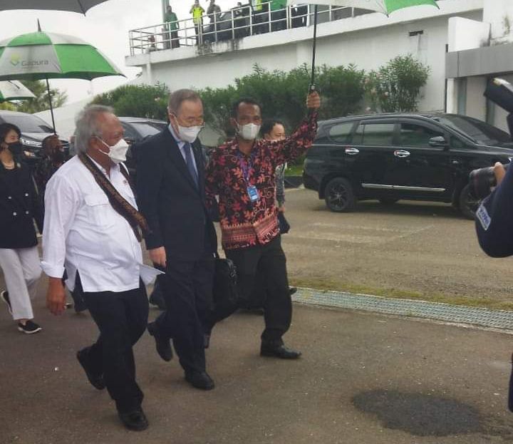 Mantan Sekjend PBB Ban Ki Moon didampingi Menteri PUPR Basuki Hadimuljono saat tiba di Labuan Bajo