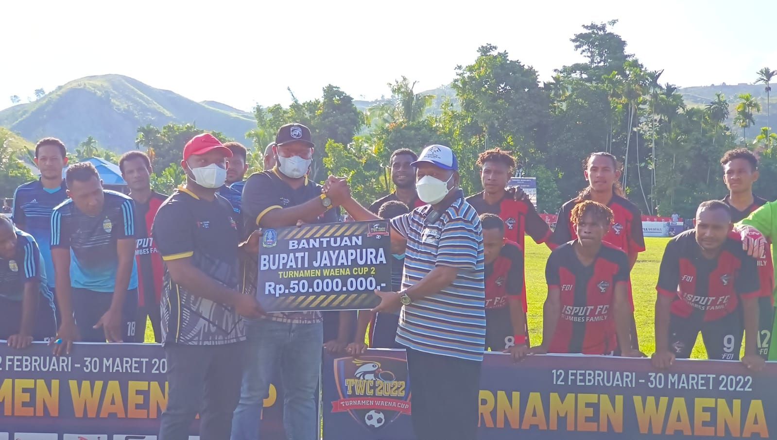 Penyerahan bantuan dana 50 juta dari Bupati Kabupaten Jayapura , Mathius Awoitauw kepada ketua panitia  Turnamen Waena Cup II Steven Hendambo .