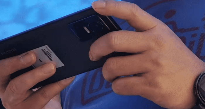Penampakan terbaru smartphone Realme GT Neo3 di dunia nyata dari bagian belakang yang memperlihatkan satu cincin besar yang menampung kamera utama.