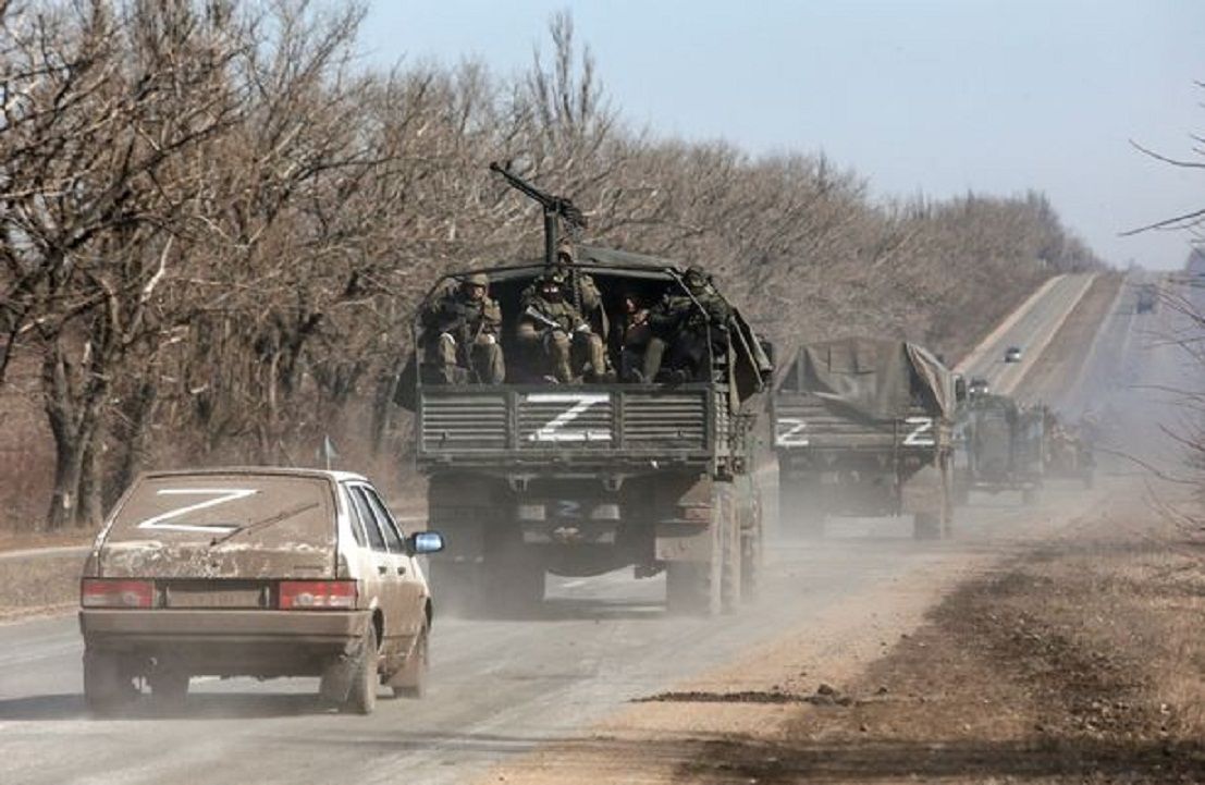 Konvoi lapis baja pasukan pro-Rusia selama konflik Ukraina-Rusia di luar kota Volnovakha yang dikuasai separatis di wilayah Donetsk.  