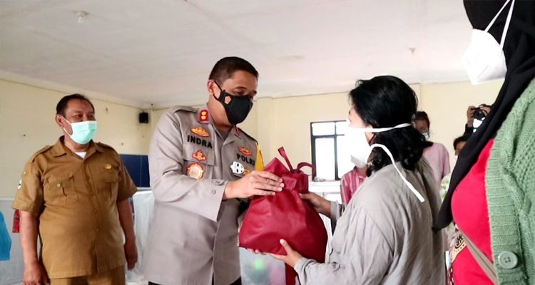 Wakapolresta Bandung AKBP Dwi Indra Laksamana berikan bantuan sembako untuk korban banjir di Dayeuhkolot, Snein 14 Maret 2022.