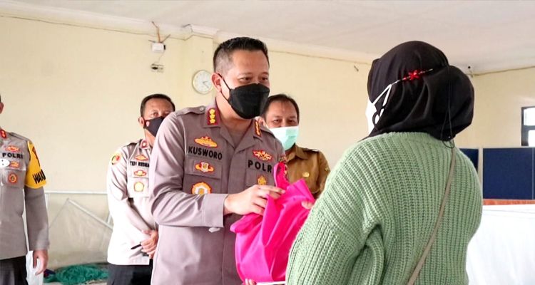 Kapolresta Bandung Kombes Pol Kusworo Wibowo berikan bantuan sembako untuk korban banjir Dayeuhkolot, Senin 14 Maret 2022.