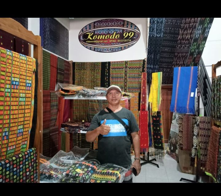 Viktor Endi, Pemilik Komodo 99 berpose dengan latar kain tenun khas NTT