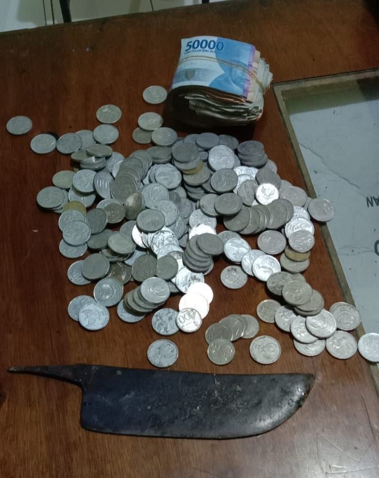 Barang bukti uang Rp 816.000 dari kotak amal masjid di Cigeureung Kota Tasikmalaya dan sebilah pisau yang diduga dipakai pelaku untuk mencongkel kotak amal.*