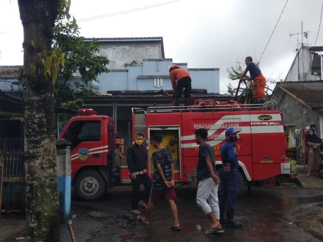 Petugas pemadam kebakaran Kota Tasikmalaya berupaya memadamkan rumah yang terbakar di Jalan Purwakarta 2 Perumahan Kota Baru Kecamatan Cibeureum Kota Tasikmalaya, Selasa 15 Maret 2022 pagi.*