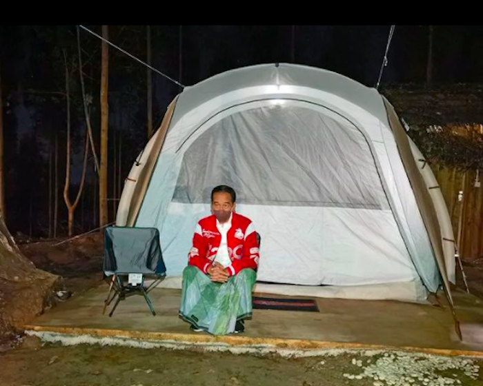 Presiden Jokowi tampak bersantai saat kemah di IKN, titik nol, Kecamatan Sepaku, PPU, Kaltim.