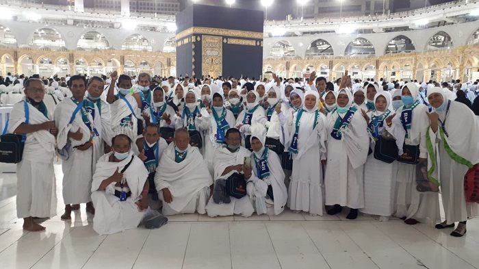 Jemaah umrah Indonesia usai menyelesaikan rangkaian ibadah Umrah di Masjidil Haram. Arab Saudi kini tidak mewajibkan vaksin meningitis bagi jemaah umrah.