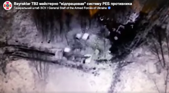 Rekaman detik-detik drone siluman Turki TB2 yang digunakan Ukraina menggempur Rusia.
