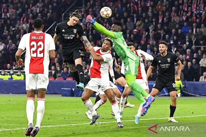 Pemain Benfica Darwin Nunez mencetak gol ke gawang Ajax Amsterdam pada leg 2 babak 16 besar Liga Champions di Johan Cruijff Arena, Amsterdam, Rabu (16/3/2022). Benfica melangkah ke perempat final Liga Champions usai menang 1-0 dan unggul agregat 2-3.