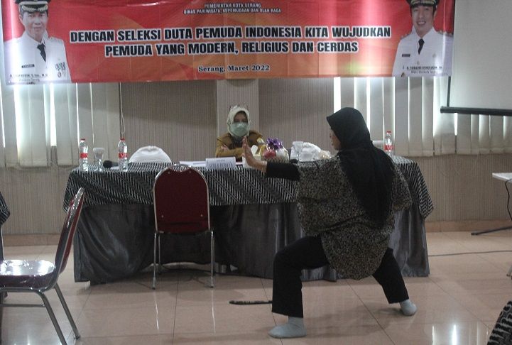 Salah satu peserta seleksi Duta Pemuda Indonesia tingkat Kota Serang menunjukkan kemampuannya saat menjalani tes. 