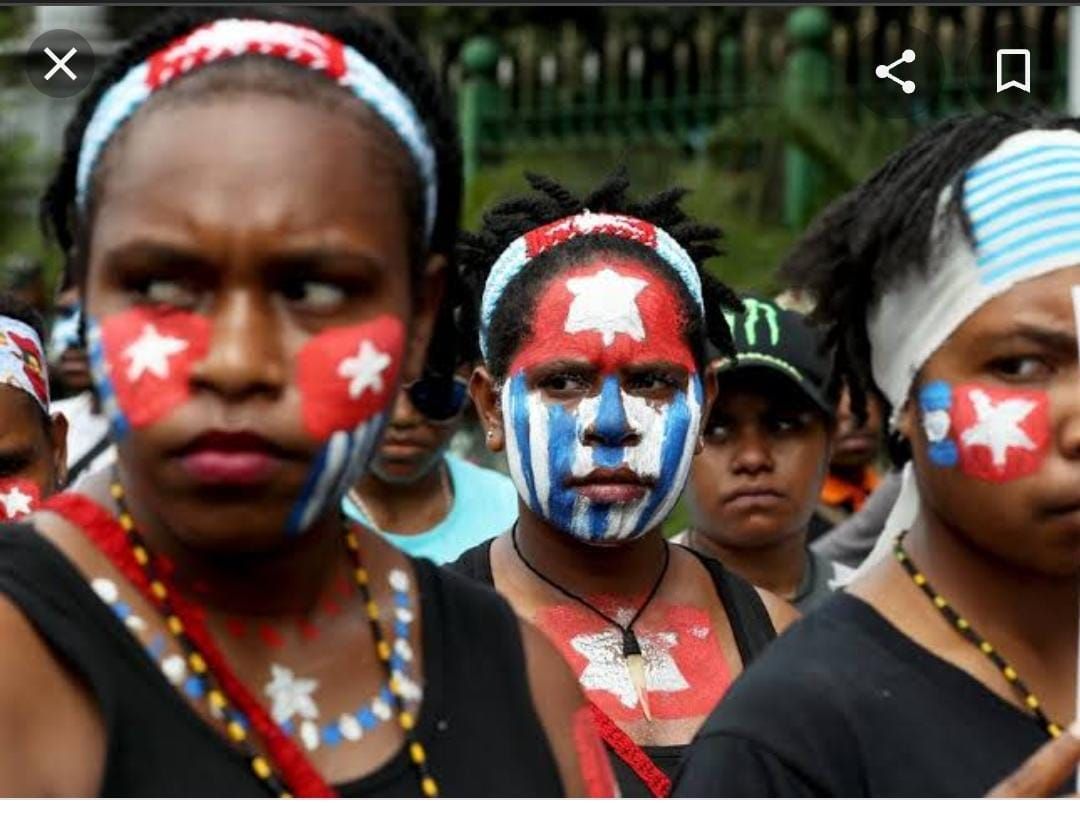 Identitas Budaya Orang Papua, tampak pada sejumlah hiasan muka diwajah perempuan Papua.