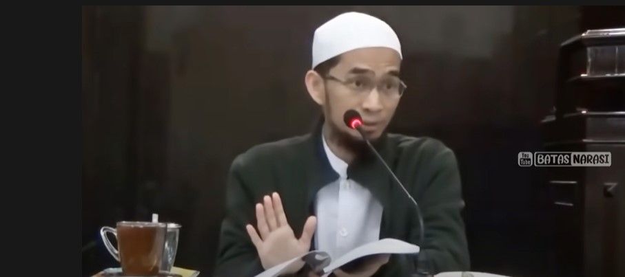 Ustadz Adi Hidayat menjelaskan bahwa tidak benar anggapan bahwa buku amalan manusia ditutup pada malam Nisfu Sya'ban. Berikut ini penjelasannya