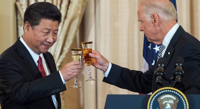  Presiden China Xi Jinping dan Joe Biden dalam satu pertemuan pada tahun 2015.