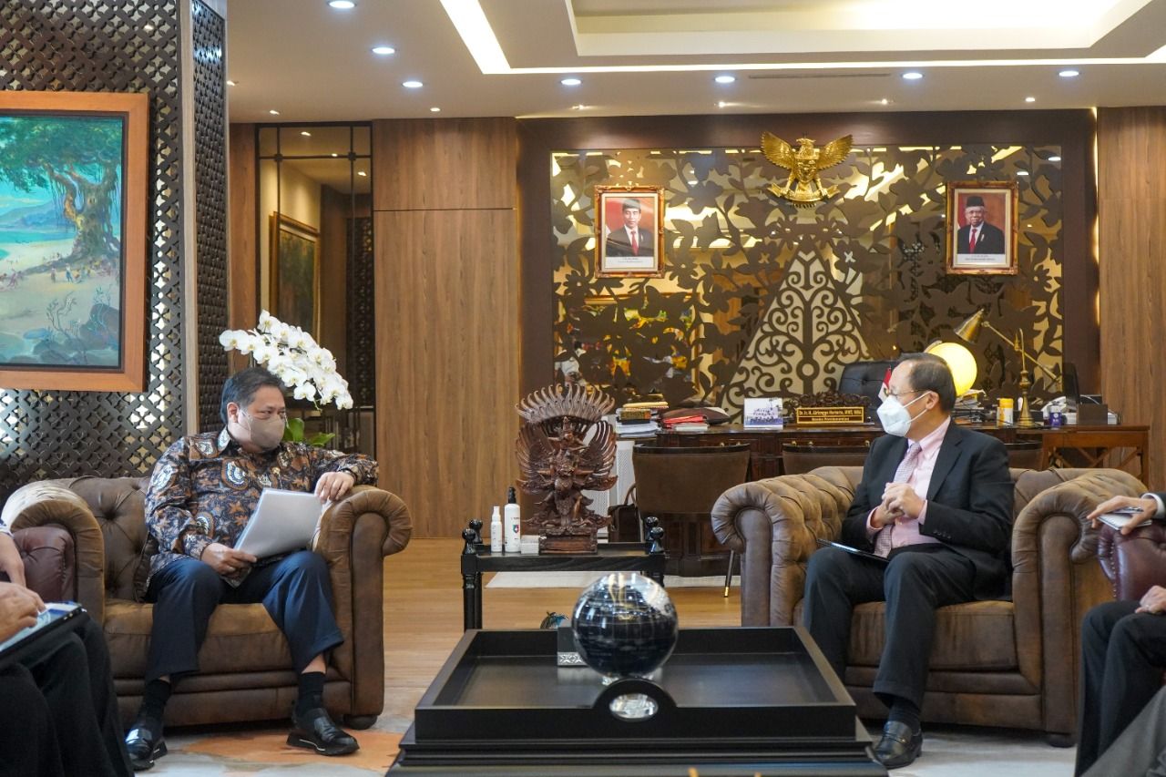 Menteri Koordinator Bidang Perekonomian Airlangga Hartarto bertemu dengan Wakil Menteri Perdagangan dan Industri Singapura Tan See Leng.