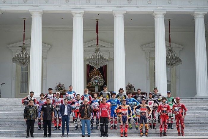 Veda (belakang Erick Thohir) berfoto bersama pembalap MotoGP dan Presiden Jokowi.