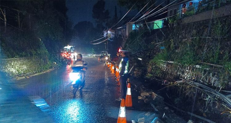 Polisi melakukan pengaturan lalu lintas pasca longsor di Kampung Cikole Lembang, Bandung Barat pada hari ini Jumat, 18 Maret 2022.