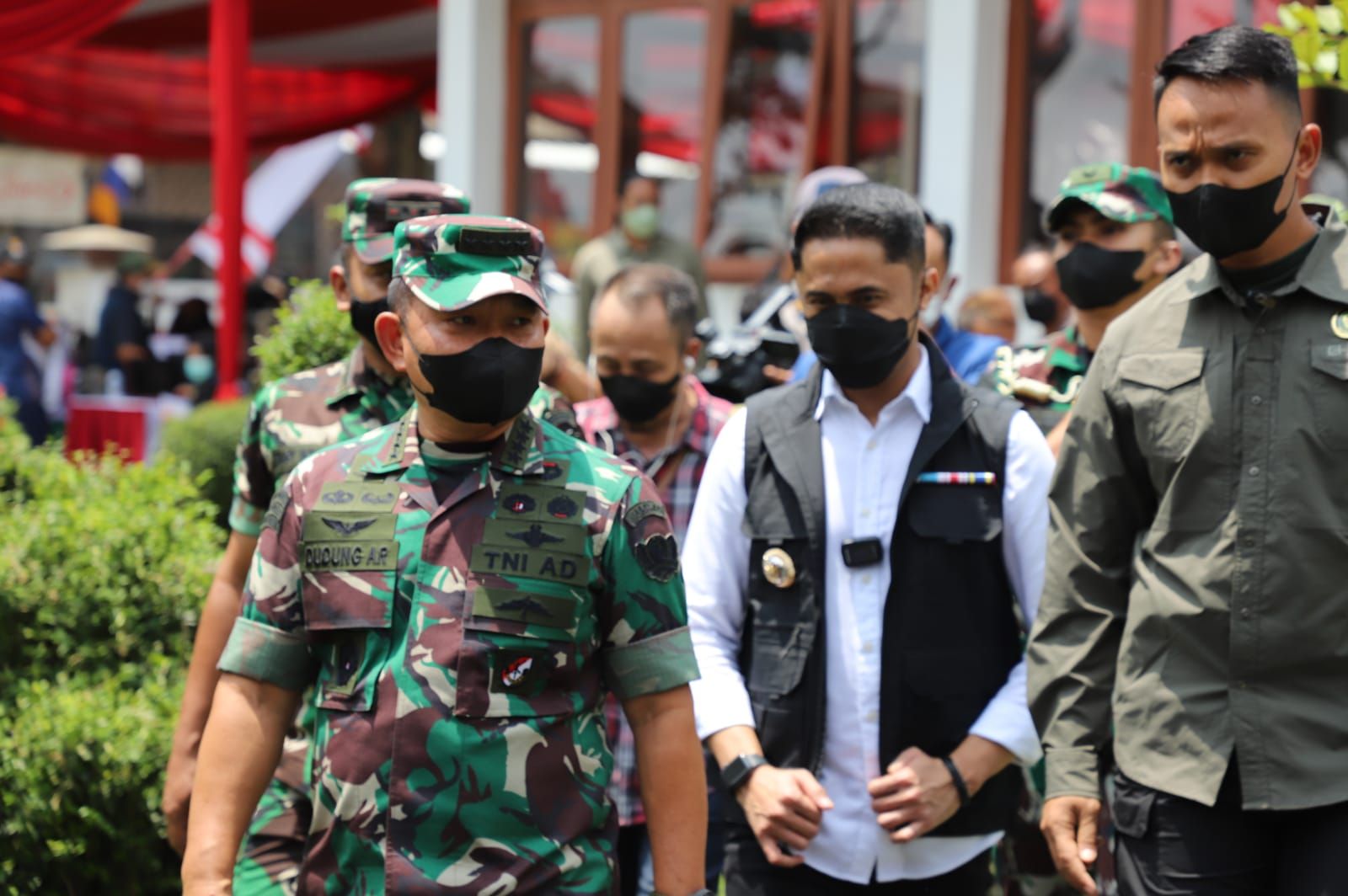 KSAD Jenderal TNI Dudung Abdurachman bersama Plt. Bupati Bandung Barat Hengki Kurniawan