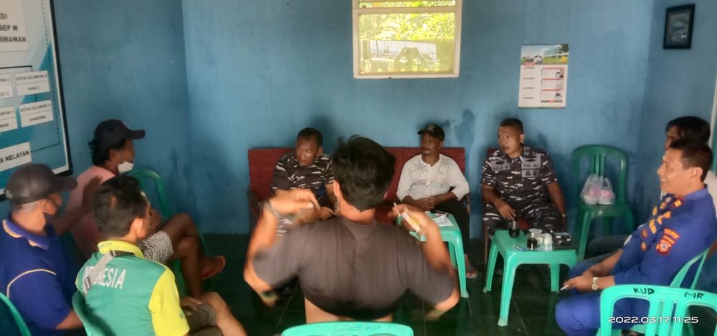 Anggota POS TNI AL Pangandaran saat memberikan himbauan kepada masyarakat nelayan, termasuk pemilik awal perahu di TPI Batukaras Cijulang.