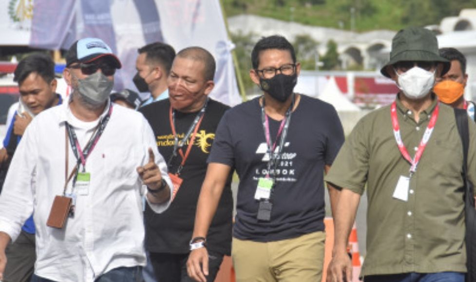 Menteri Pariwisata dan Ekonomi Kreatif Sandiaga Salahuddin Uno (dua dari kanan) saat tiba di Media Center Indonesia (MCI) di Pertamina Mandalika International Street Circuit, Lombok Tengah, NTB, Jumat 18 Maret 2022. 