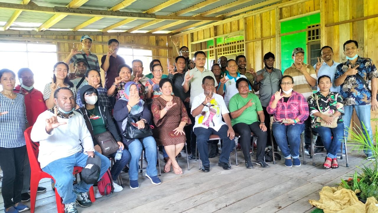 Kepala Dinas Kehutanan dan lingkungan hidup Provinsi Papua , Jan Jap Ormuseray, bersama jajarannya saat kunjungan kerja di Merauke.