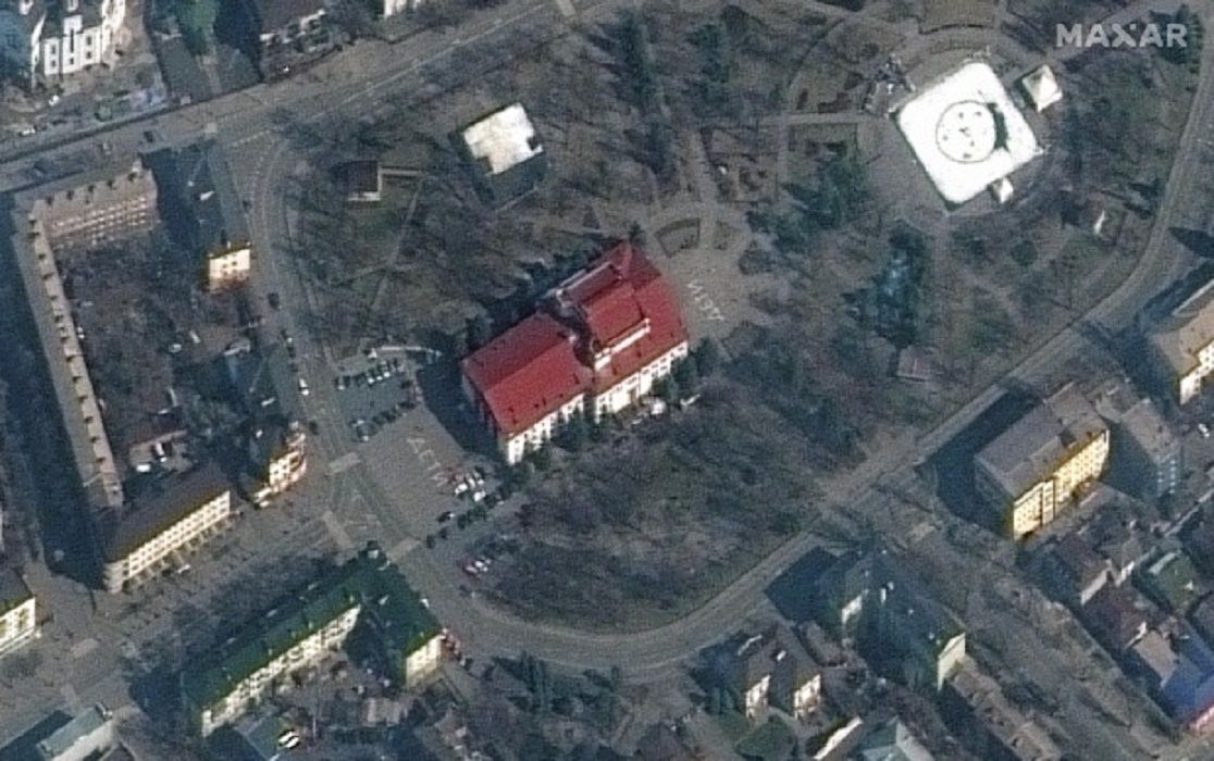 Gambar satelit menunjukkan kata 'anak-anak' yang ditulis dalam huruf putih besar di luar teater./  