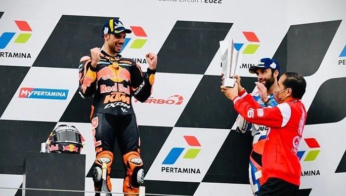 Presiden Jokowi saat memberikan piala kepada Miguel Oliviera yang memenangi MotoGP Mandalika 2022 pada Minggu, 20 Maret 2022.