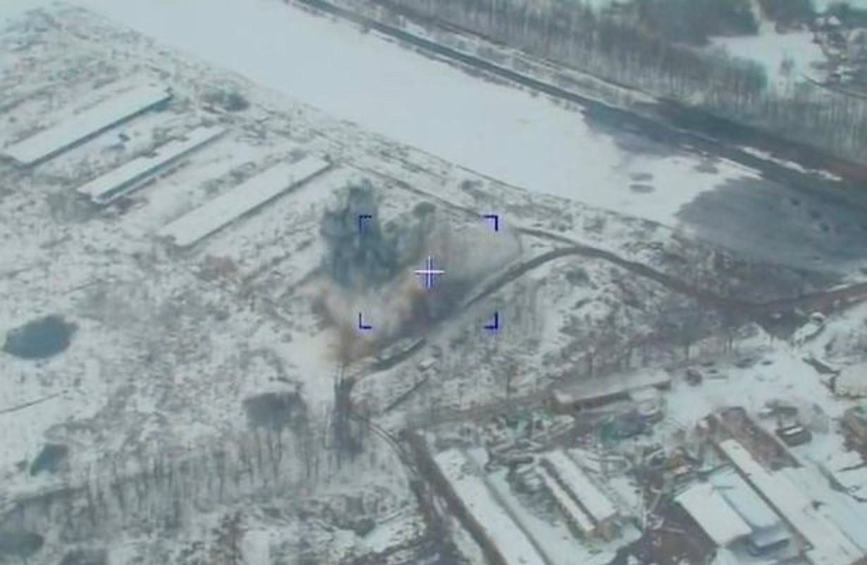 Orang-orang berlari melewati salju setelah serangan rudal di Ukraina barat. 