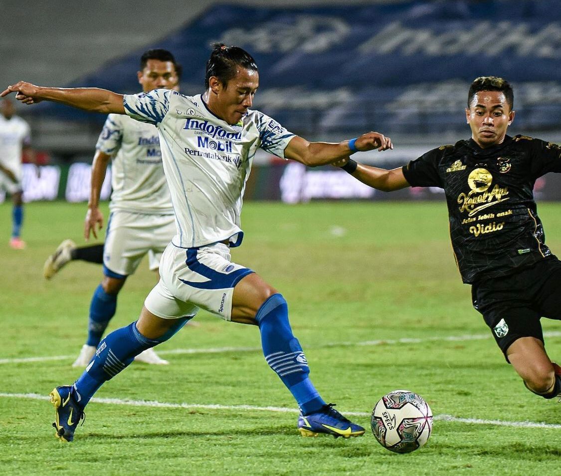 Persib dan Persebaya bermain imbang 1-1